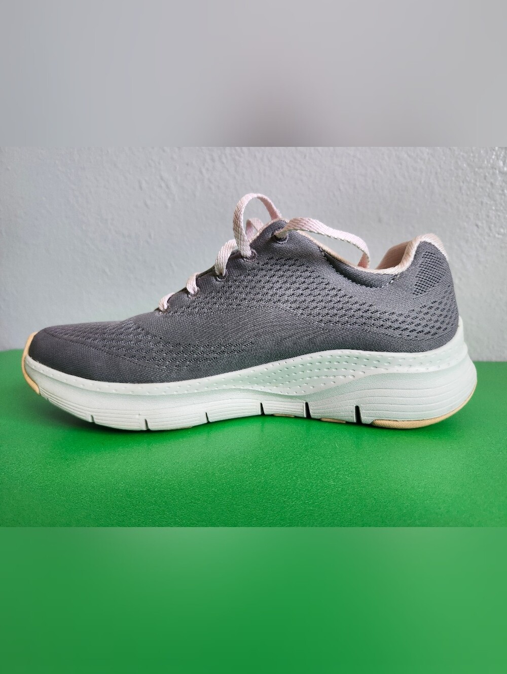 Skechers Gray Knit Athletic Sneaker with Gray Light Pink Trim Arch Fit 8.5